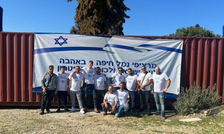 עובדי נמל חיפה ומכולה של MSC צילום יחצ נמל חיפה מאושר לשימוש